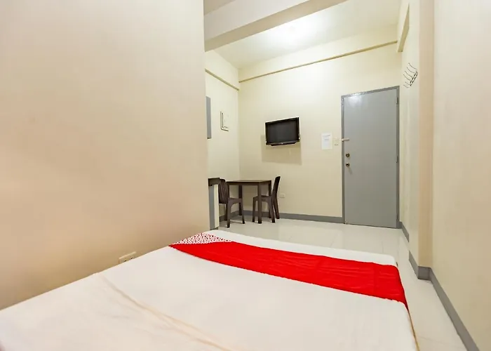Vaccinated Staff - Oyo 731 P3k Suites 1 2* マニラ市